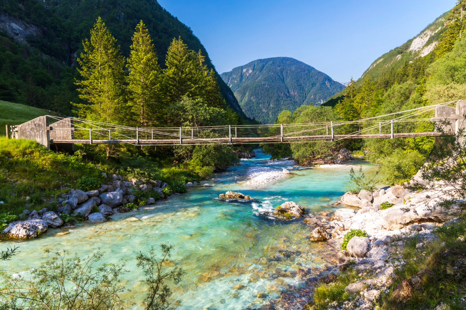 Zelo primerna turistična destinacija je dolina Soče, ki ponuja svoja doživetja skozi ves letne čase
